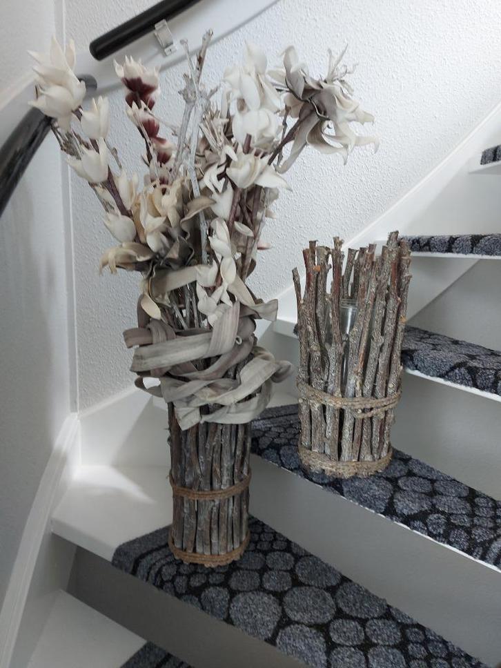 2 Houten plantenhouders waarvan 1 met mooie kunstbloemen, Huis en Inrichting, Woonaccessoires | Kunstplanten en Kunstbloemen, Zo goed als nieuw
