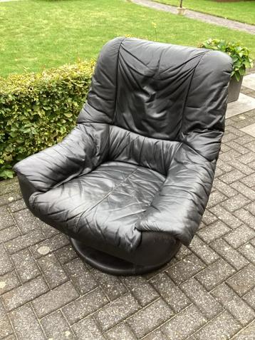 Zwarte leren draaifauteuil beschikbaar voor biedingen