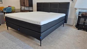 Pas 1 jaar oude Karlsson boxspring 180x200 met topmatras  beschikbaar voor biedingen