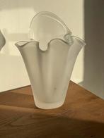 Mooie zakdoekvaas, 26cm hoog, Huis en Inrichting, Woonaccessoires | Vazen, Wit, Ophalen of Verzenden, Minder dan 50 cm, Glas