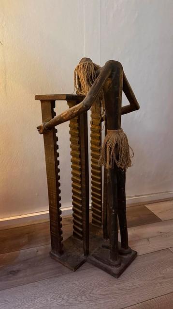 Afrikaans Houten Beeld met CD/DVD Rek beschikbaar voor biedingen