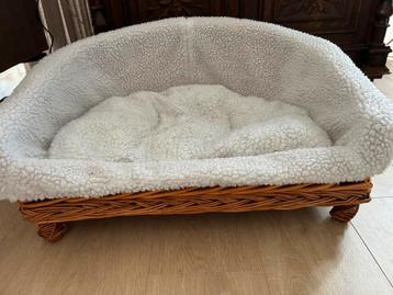 Rieten mand voor kleine hond of grote kat beschikbaar voor biedingen