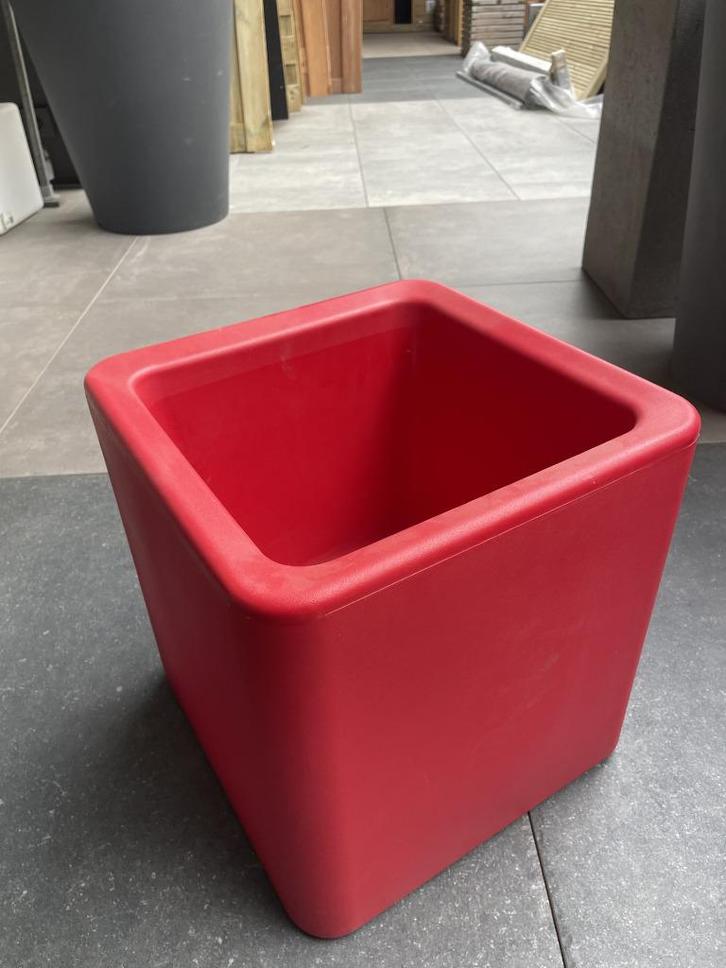 Otium Quadris 40-RD – Vierkante Rode Bloembak – 4040 cm, Tuin en Terras, Bloembakken en Plantenbakken, Nieuw, Kunststof, Binnen