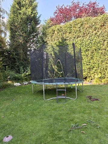 Trampoline met veiligheidsnet beschikbaar voor biedingen