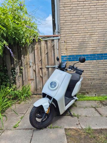 Nette NIU Elektrische Scooter - Geel Kenteken beschikbaar voor biedingen
