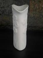 Wit biscuit / bisque vaasje , ovaal model, Huis en Inrichting, Woonaccessoires | Vazen, Wit, Aardewerk of Porselein, Ophalen of Verzenden