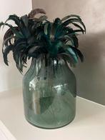 Grote groene vaas met veren 24x27 cm, Huis en Inrichting, Woonaccessoires | Vazen, Zo goed als nieuw, Ophalen