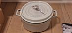 Staub cocotte 26cm nieuw in de doos, Huis en Inrichting, Keuken | Potten en Pannen, Gietijzer, Nieuw, Ophalen of Verzenden, Keramische plaat