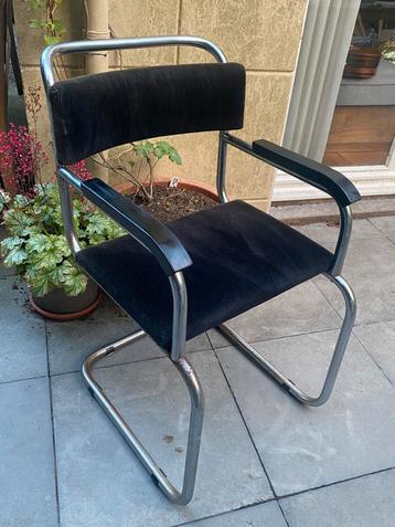 Wie weet wie de ontwerper is van deze buisstoel? beschikbaar voor biedingen