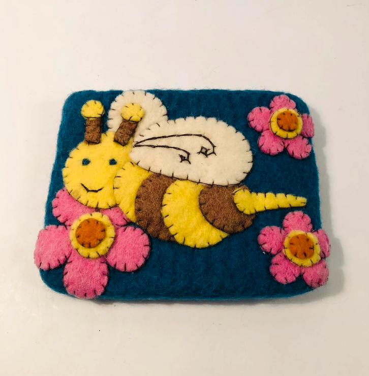 Lief klein vilten portemonneetje, met bloem en bij, Sieraden, Tassen en Uiterlijk, Portemonnees, Ophalen of Verzenden