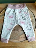 Nieuw handgemaakt • Broekje 68 • Zachtroze/Bloem, Kinderen en Baby's, Babykleding | Maat 68, Katwijk, Broekje, Meisje, Nieuw