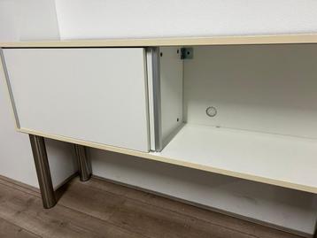 Laag kastje met schuifdeuren