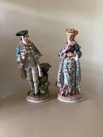 Porseleinen Beeldjes - 18e Eeuwse Figuren Set van 2 stuks beschikbaar voor biedingen