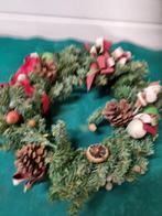 krans met dennenappels [b74], Diversen, Kerst, Ophalen of Verzenden