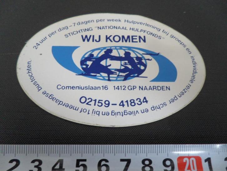 sticker Naarden Wij Komen  stichting Nationaal Hulpfonds *, Verzamelen, Stickers, Zo goed als nieuw, Ophalen