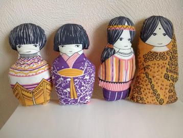 4 verschillende stoffen poppetjes Indiaas Japans Indiaans beschikbaar voor biedingen
