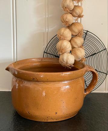 Brocante oude Franse grespot met tuitje beschikbaar voor biedingen
