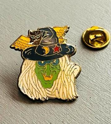 Heksen Pin met Uil beschikbaar voor biedingen