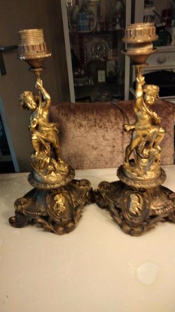 Antieke bronzen lampen met cherubijnen beschikbaar voor biedingen