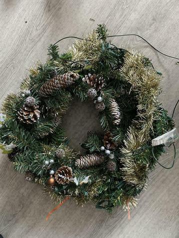 Kerstkrans en kersttak beschikbaar voor biedingen