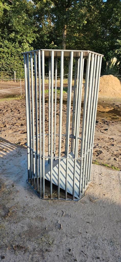 Degelijke staande hooiruif slowfeeder, Dieren en Toebehoren, Stalling en Weidegang, Opfok, Stalling, Weidegang, 4 paarden of pony's of meer