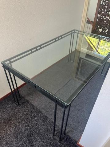 Mooie design eettafel, glas en zwart metaal beschikbaar voor biedingen