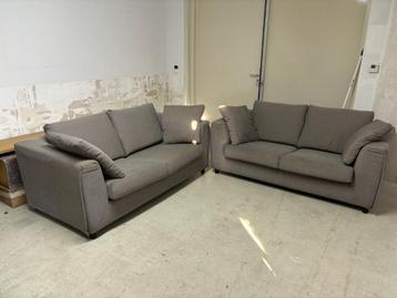 2x design bank 2-zits met kussens beschikbaar voor biedingen
