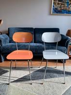 Twee formica stoelen: rood en grijs/blauw, Ophalen, Gebruikt, Blauw, Metaal