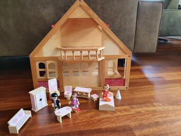 90/ HOUTEN POPPENHUIS met balkon beschikbaar voor biedingen