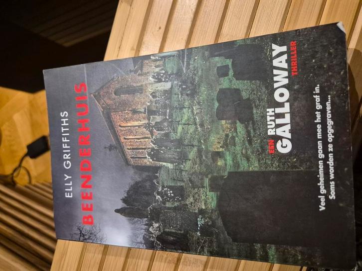 Elly Griffiths - Beenderhuis, Boeken, Thrillers, Zo goed als nieuw, Ophalen of Verzenden