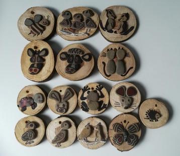 Leuke cadeau hangers van hout met steentjes. beschikbaar voor biedingen