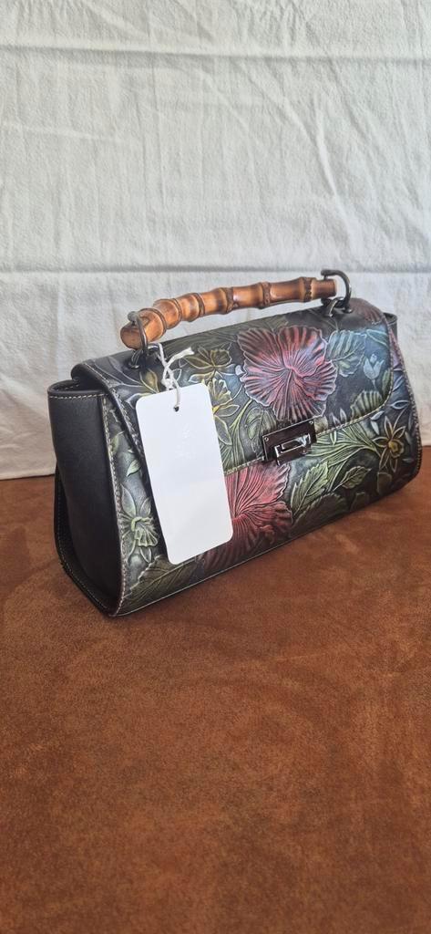 Art design tas van rundleer.  OPRUIMING, Sieraden, Tassen en Uiterlijk, Tassen | Reistassen en Weekendtassen, Nieuw, 30 cm of meer