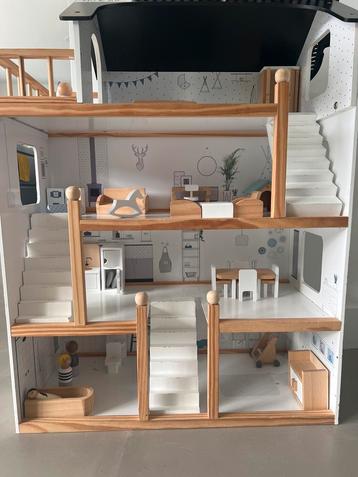 Petit Amelie Poppenhuis met Meubels beschikbaar voor biedingen
