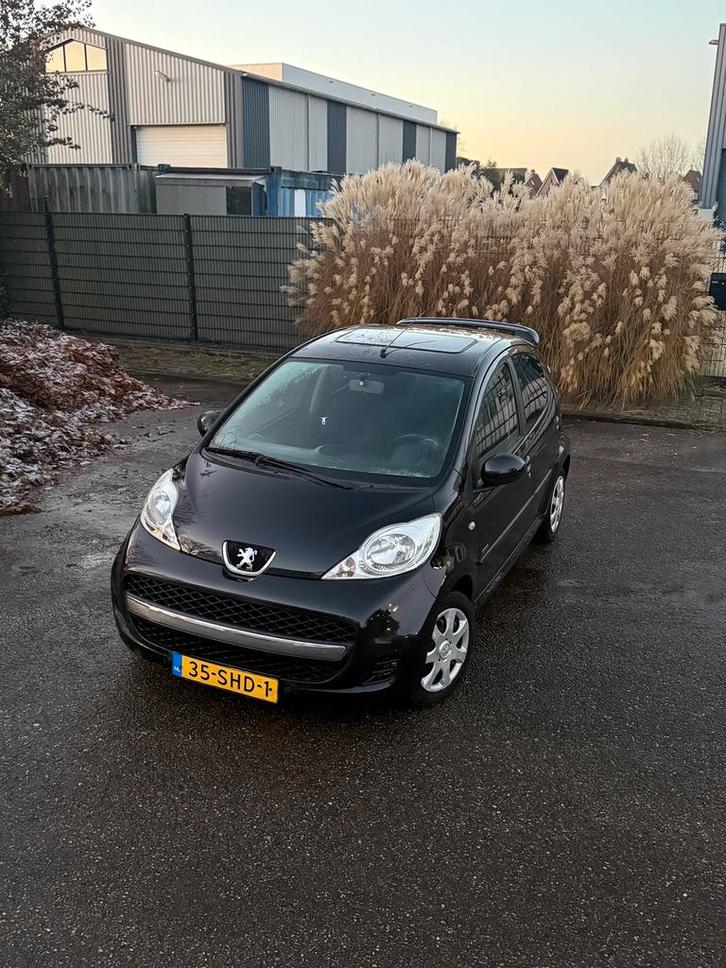 Peugeot 107 2011 Zwart (NieuweApk/Airco/Spolier/panorama), Auto's, Peugeot, Bedrijf, Airbags, Airconditioning, Centrale vergrendeling