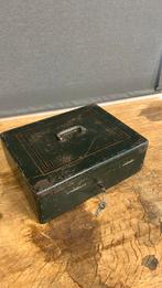 Antieke geld kist. 35 x 17 x 13 cm. 2 sleutels., Ophalen of Verzenden, Zo goed als nieuw