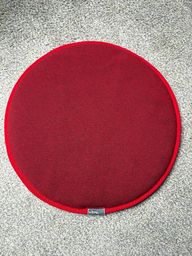 Vitra Dot zitkussen rood, Huis en Inrichting, Woonaccessoires | Kussens, Zo goed als nieuw, Rood, Rond, Ophalen of Verzenden