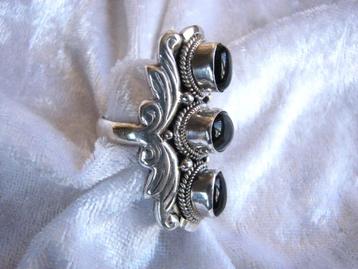 Mooie Gestyleerde Lange Zilveren Ring met Zwarte Onix beschikbaar voor biedingen