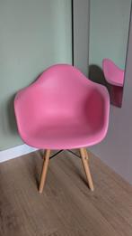 Roze kinderstoel (Eames-stijl), in goede staat!, Kinderen en Baby's, Kinderkamer | Tafels en Stoelen, Ophalen, Zo goed als nieuw
