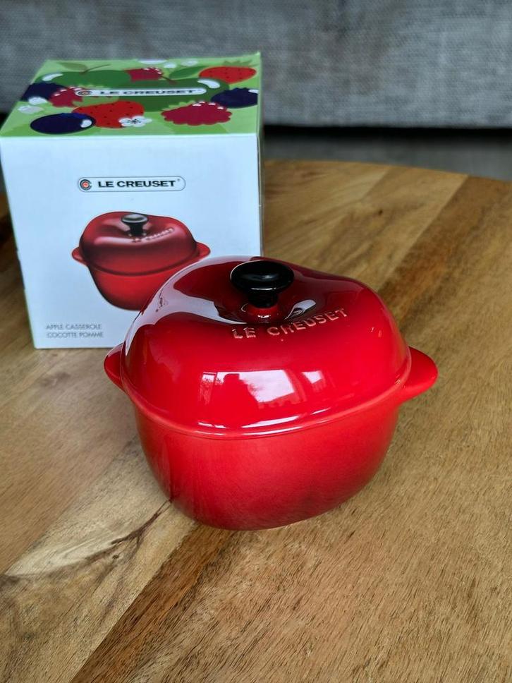 Le Creuset Appel Cocotte - Rood Cerise, Huis en Inrichting, Keuken | Potten en Pannen, Zo goed als nieuw, Gietijzer, Ophalen of Verzenden