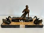 Art Deco beeld van vrouw met 2 zwanen, Antiek en Kunst, Ophalen