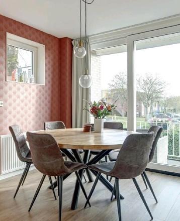 Eettafel met zes stoelen beschikbaar voor biedingen