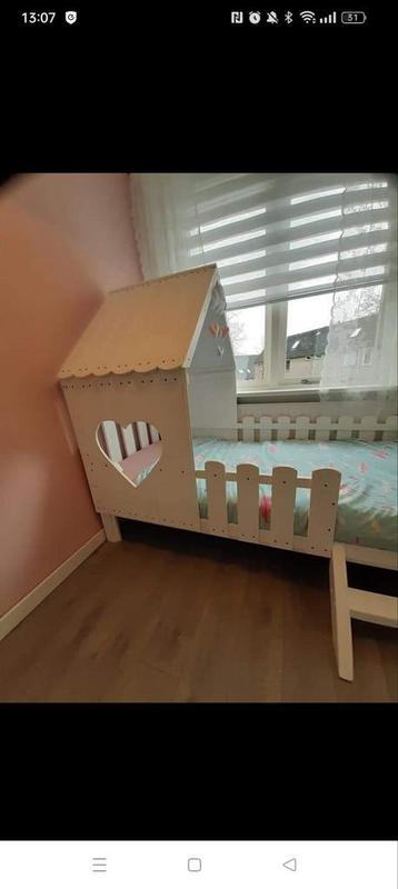Een prachtig zelfgemaakt peuterbed/kinderbed beschikbaar voor biedingen