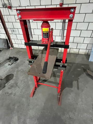 12 ton pers  beschikbaar voor biedingen