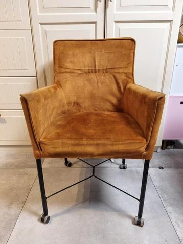 Gebruikte fauteuil met wieltjes beschikbaar voor biedingen
