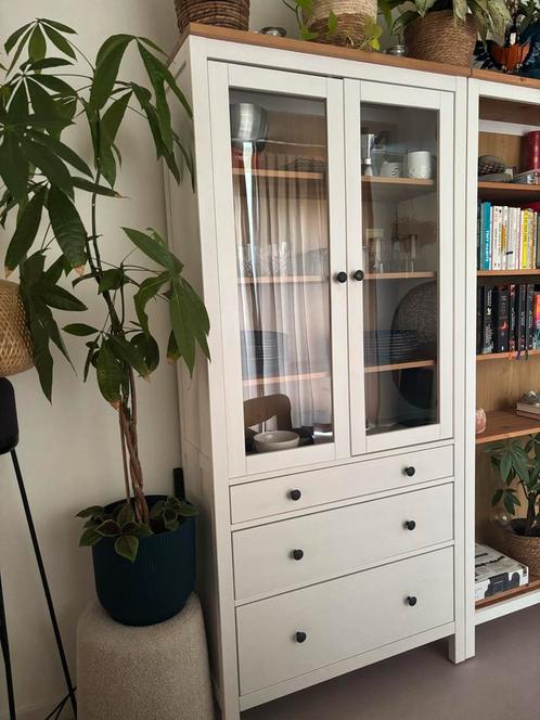 IKEA Hemnes Vitrinekast, Huis en Inrichting, Kasten | Vitrinekasten, Zo goed als nieuw, 150 tot 200 cm, 50 tot 100 cm, 25 tot 50 cm