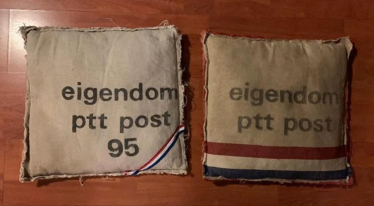 2x eigendom ptt post sierkussen, zitkussen, kussen, Ophalen of Verzenden, Zo goed als nieuw, Vierkant