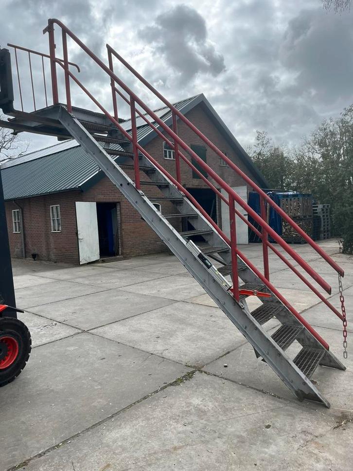 Gegalvaniseerde stalen trap 3 m hoog bordes leuning 80 breed, Doe-het-zelf en Verbouw, Ladders en Trappen, Gebruikt, Trap, 2 tot 4 meter