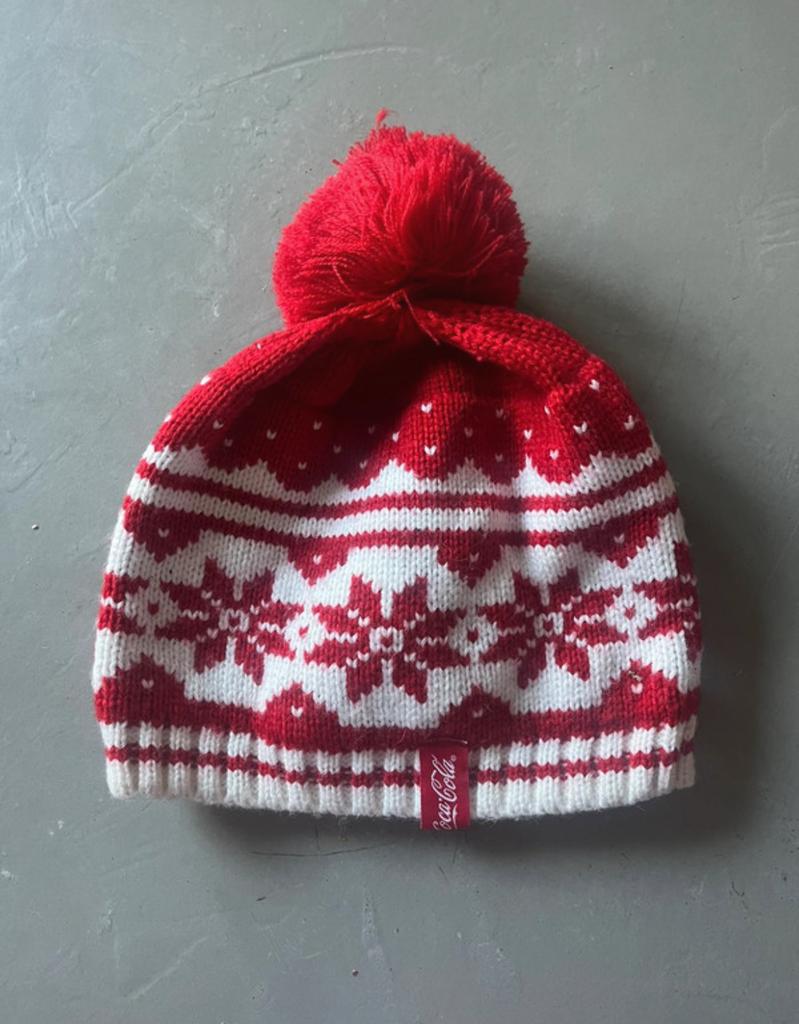 Coca-Cola muts met pompon, Kleding | Dames, Mutsen, Sjaals en Handschoenen, Ophalen of Verzenden, Zo goed als nieuw, Maat 38/40 (M)