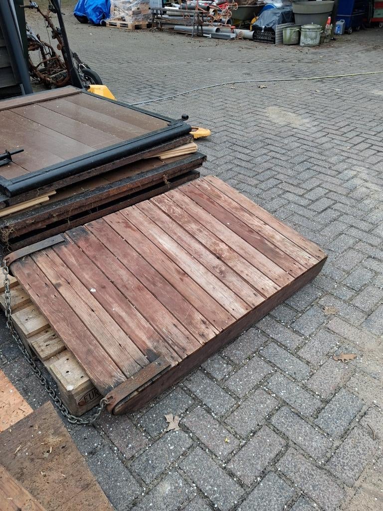 Men slee, Ophalen, Hout