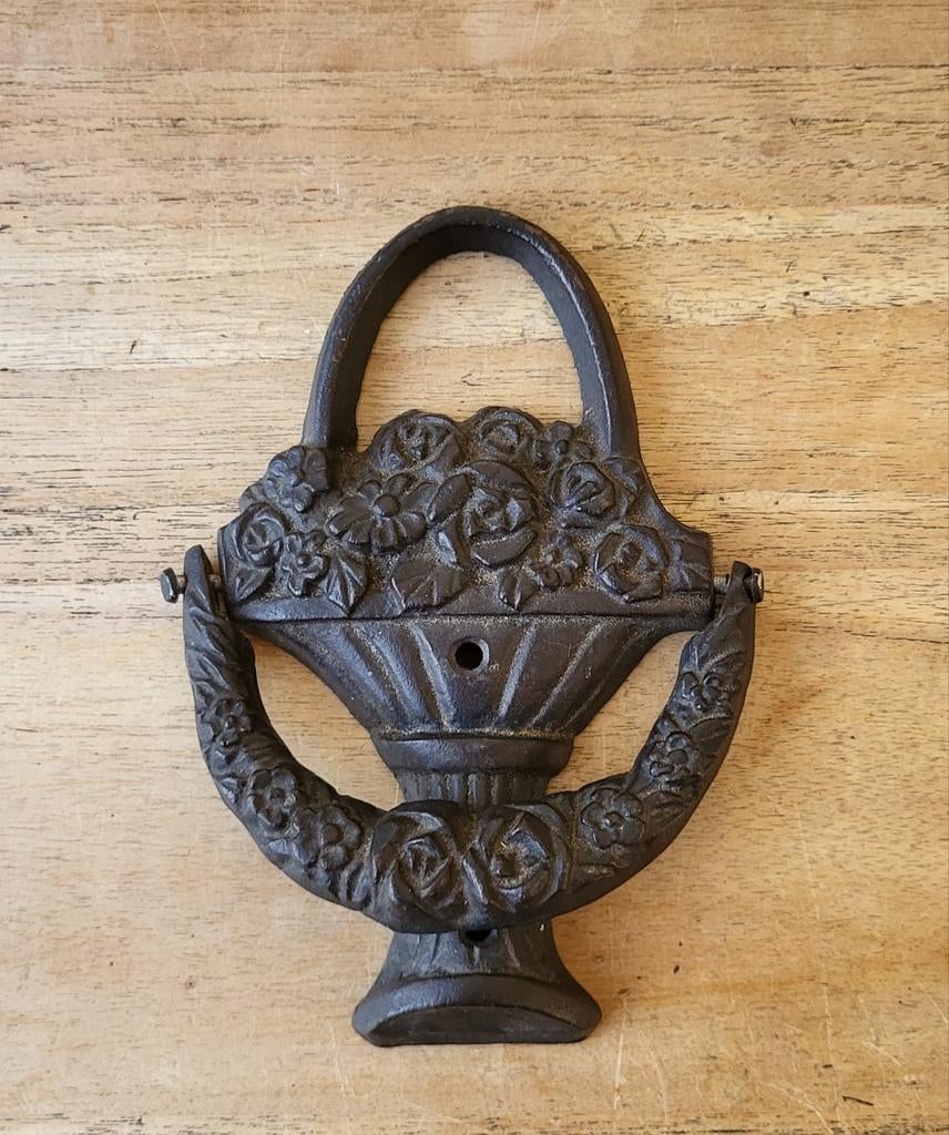 Oude ijzeren deurklopper - bloemenmand, Ophalen of Verzenden